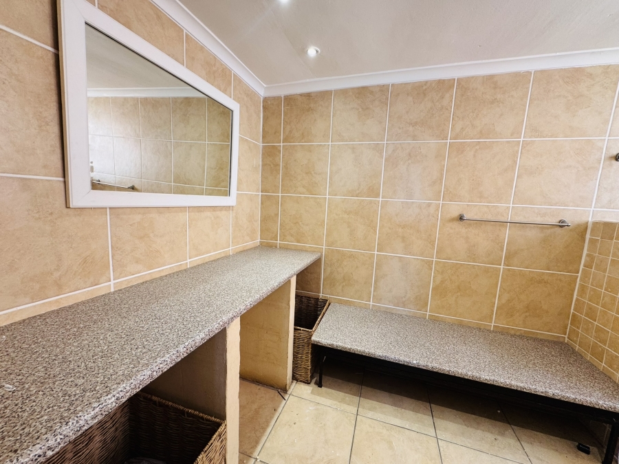 To Let 4 Bedroom Property for Rent in Harbour Island Western Cape